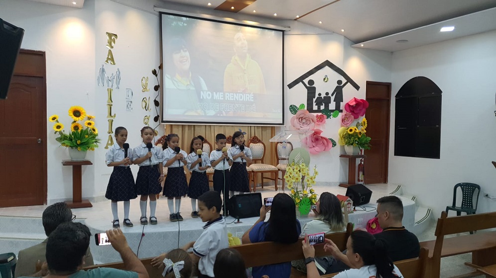 Estudiantes en actividades del colegio